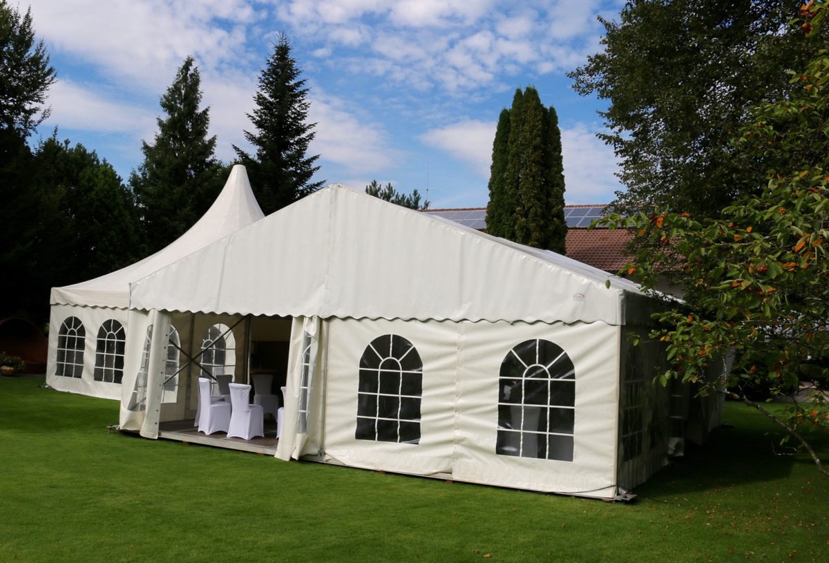 Partyzelt 8m breit: 8x9m mit 6er Pagode als Anbau (3)